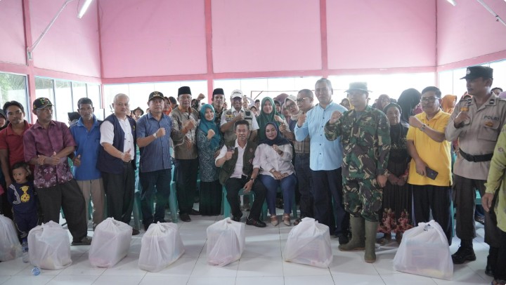Rohil Regent Thanks PT. Mass 2 for Distributing 1,350 Food Packages to Flood Victims