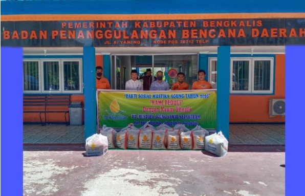 Caring for the community affected by Covid-19, PT Mustika Agung Sawit Sejahtera distributed basic food packages.