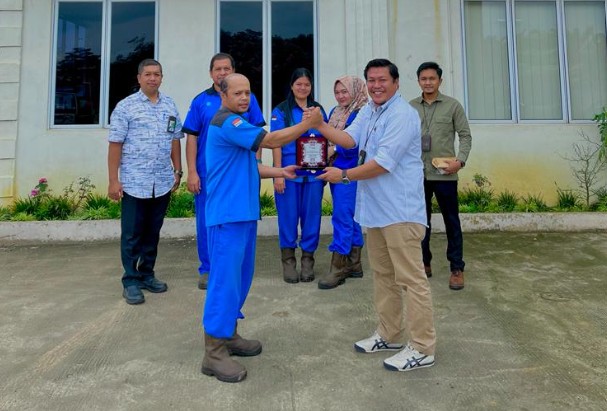 BPJS Employment Gives Plaque of Appreciation and Symbolic Handover of 100 Vulnerable Worker CSR Cards to PT Mustika Agung Sawit Gemilang Peranap